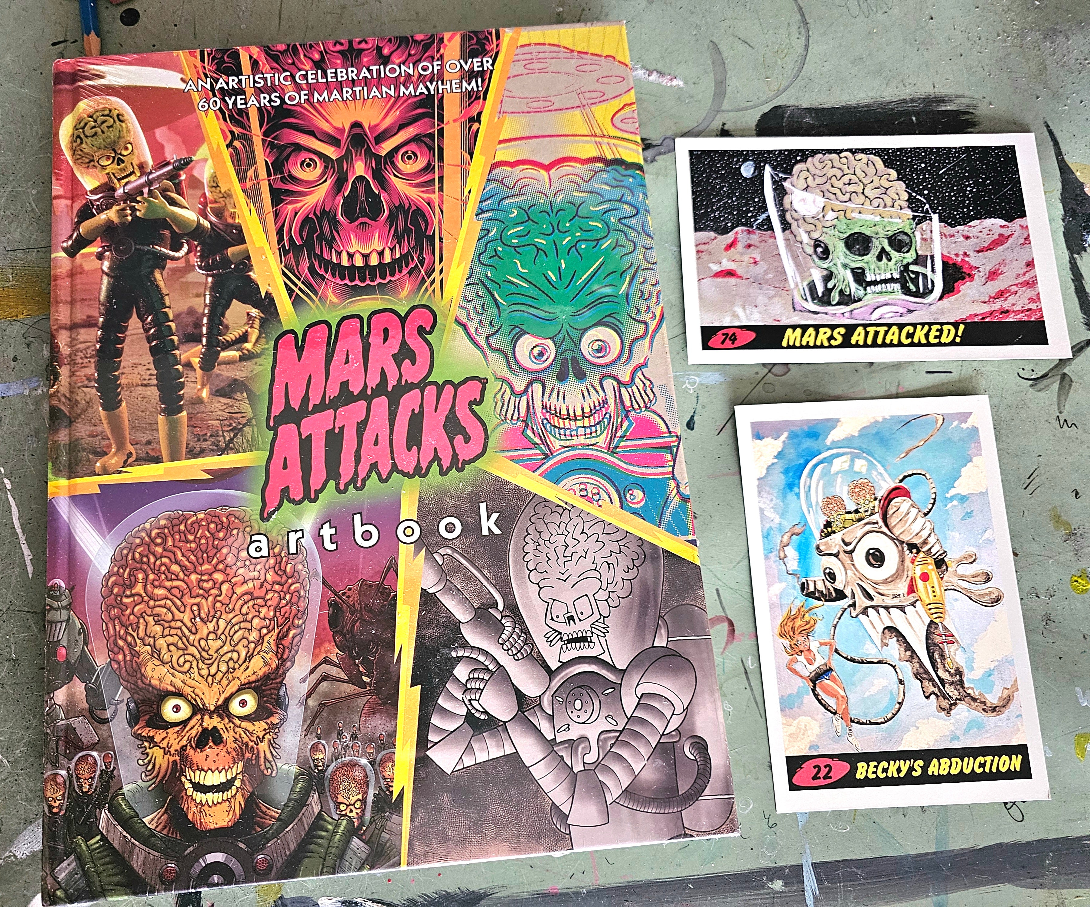MARS ATTACKS! Artbook Sealed Hardcover with 2 Postcards