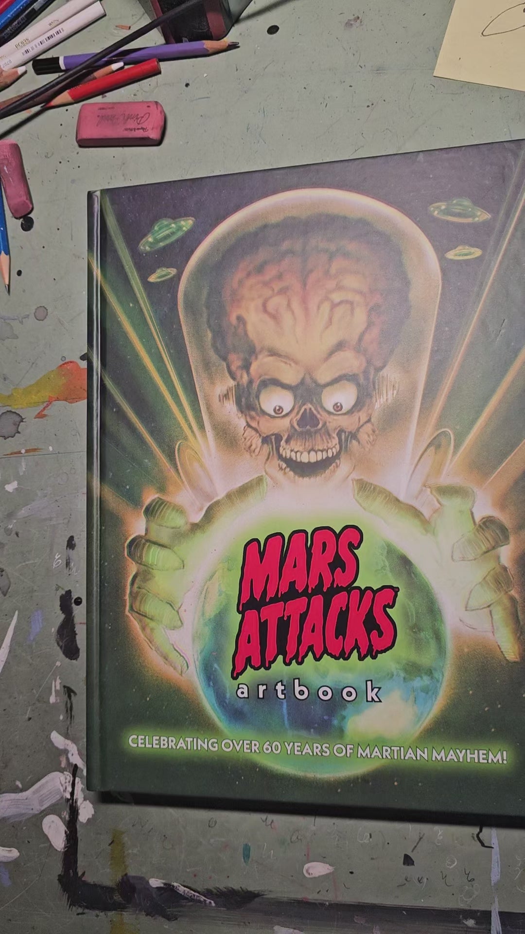 MARS ATTACKS! Artbook Sealed Hardcover with 2 Postcards